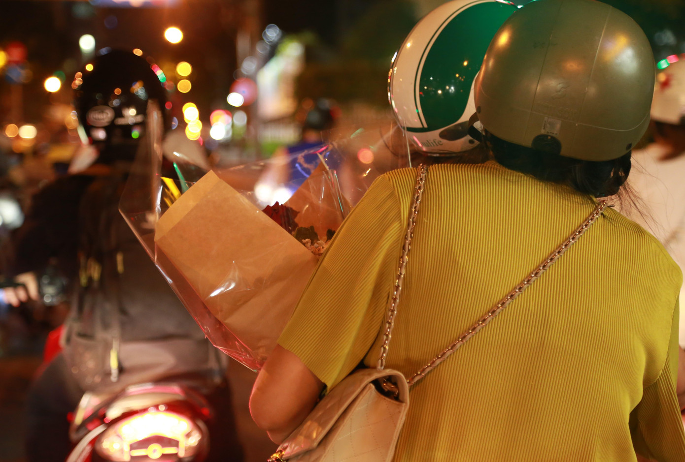 Món quà nhỏ dù chỉ là một đóa hoa tươi hẳn cũng khiến nhiều chị em vui vẻ, phấn khởi trong ngày "dành cho mình".