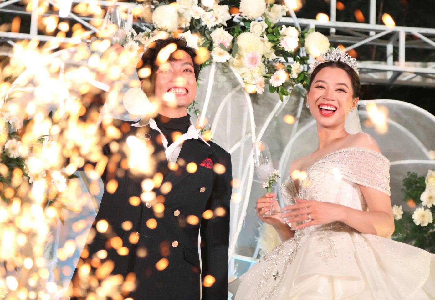 Thanh Thiện và Lý Ngô rạng ngời hạnh phúc trong lễ cưới tối 28/12 tại TPHCM. Ảnh: Ngô Tùng