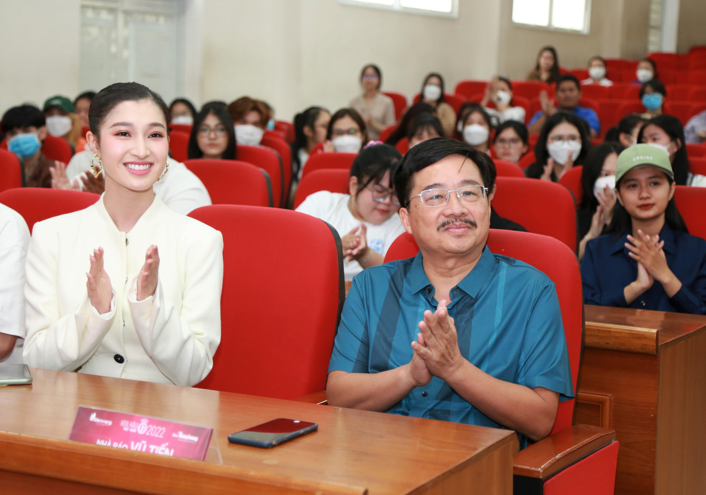 Á hậu 2 Miss World Vietnam 2022 Nguyễn Phương Nhi góp mặt và có những giây phút giao lưu thú vị cùng các bạn sinh viên.