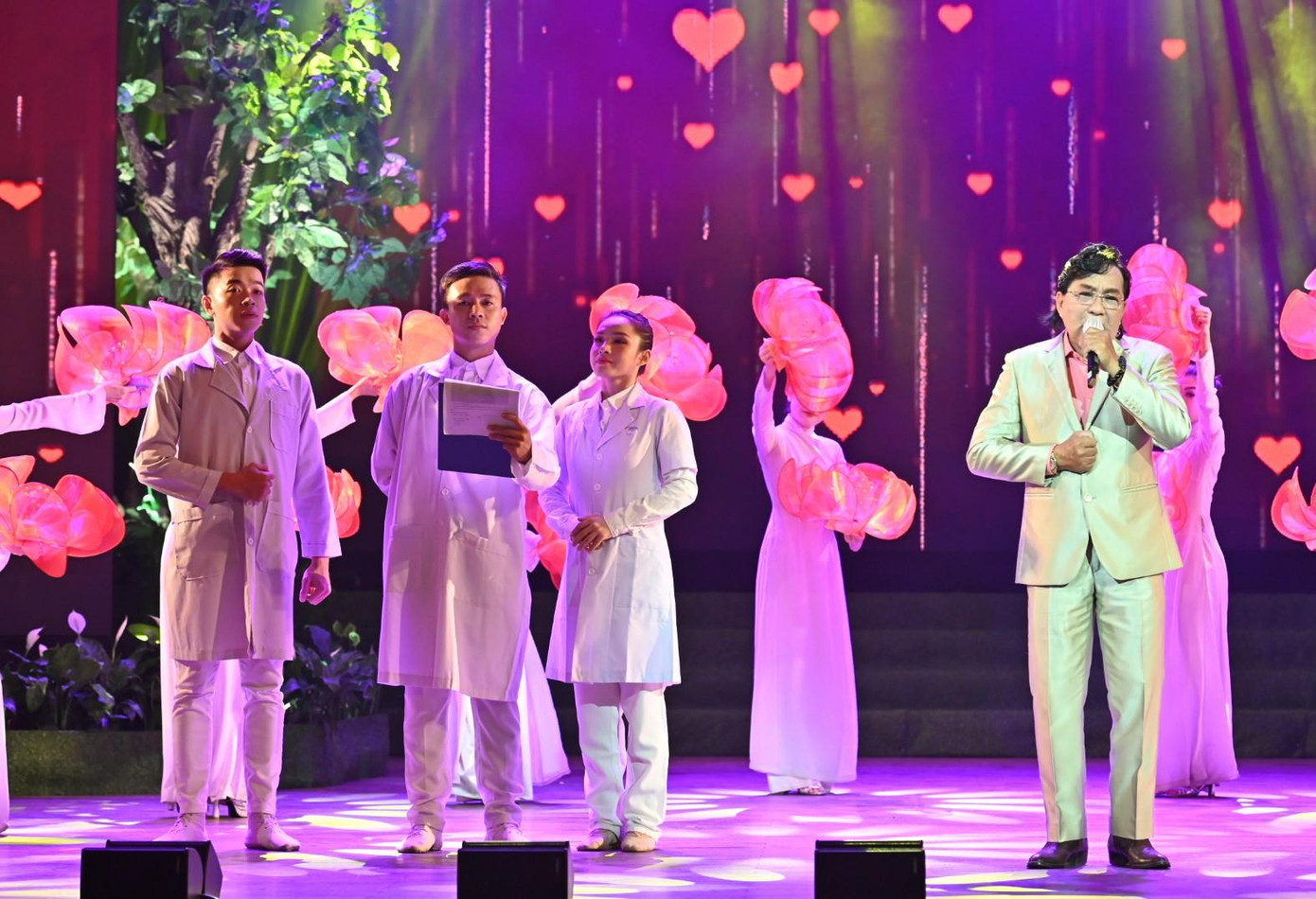 NSND Thanh Tuấn thể hiện tác phẩm "Mùa xuân và bác sỹ khoa tim"