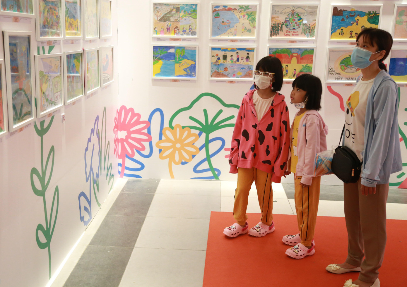 Đây không chỉ là không gian nghệ thuật để các em thể hiện tài năng, mà còn là nơi các em chia sẻ ước mơ, câu chuyện, tâm tư, tình cảm. Thông qua những bức tranh, các em bày tỏ phần nào đời sống nội tâm, ước mơ của mình với mọi người.