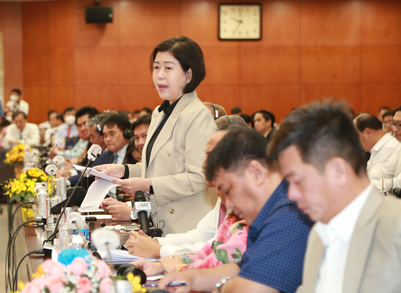 Bà Hồ Thị Thu Uyên nêu ý kiến tại hội nghị. Ảnh: Ngô Tùng