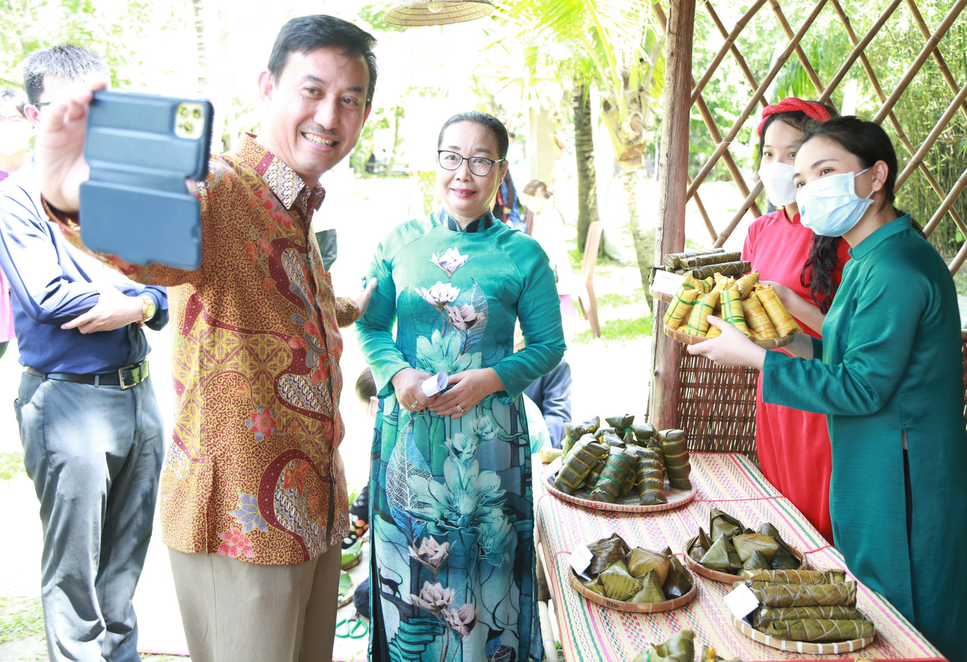 Ngài Agustaviano Sofjan "check-in" lưu niệm cùng các sản phẩm đặc trưng của Việt Nam.