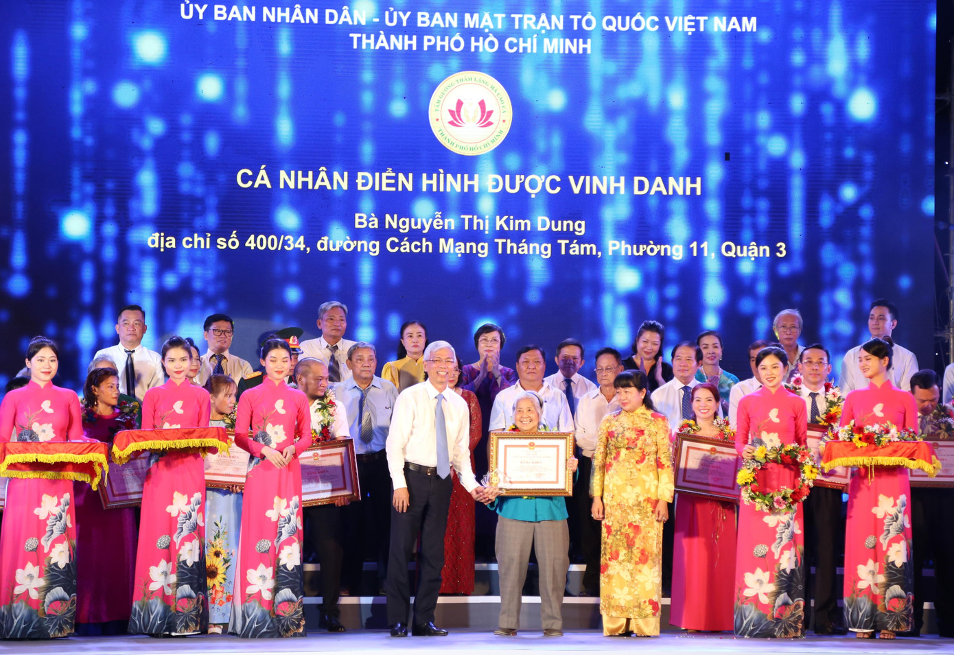 Phó Chủ tịch UBND TPHCM trao bằng khen tuyên dương các cá nhân tiêu biểu. Phó Chủ tịch UBND TPHCM trao bằng khen tuyên dương các cá nhân tiêu biểu.