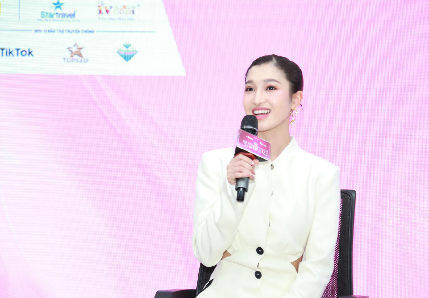 Trò chuyện với các bạn sinh viên, Á hậu Phương Nhi cho biết thời điểm dự vòng Sơ khảo Miss World Vietnam 2022 cách đây mấy tháng, người đẹp xứ Thanh không khỏi bỡ ngỡ và lo sợ. Nhưng khi đã vào được đến vòng Chung khảo và đêm Chung kết, Phương Nhi đã biết giữ được sự nỗ lực và giữ lửa cuộc thi, đồng thời luôn tin vào những gì bản thân đang làm. “Thực sự đã nhiều lúc trong cuộc thi Nhi muốn bỏ cuộc vì đây là lần đầu tham gia cuộc thi nhan sắc cấp quốc gia và cũng là lần đầu tiếp xúc với truyền thông nên đôi khi gặp tiêu cực trên mạng xã hội cũng khiến bản thân bị mất năng lượng khá nhiều", Á hậu Phương Nhi chia sẻ.