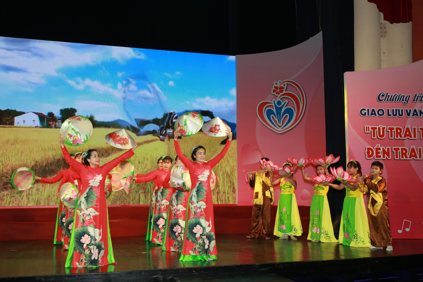 Một tiết mục múa được dàn dựng công phu với sự tham gia của các em nhỏ.