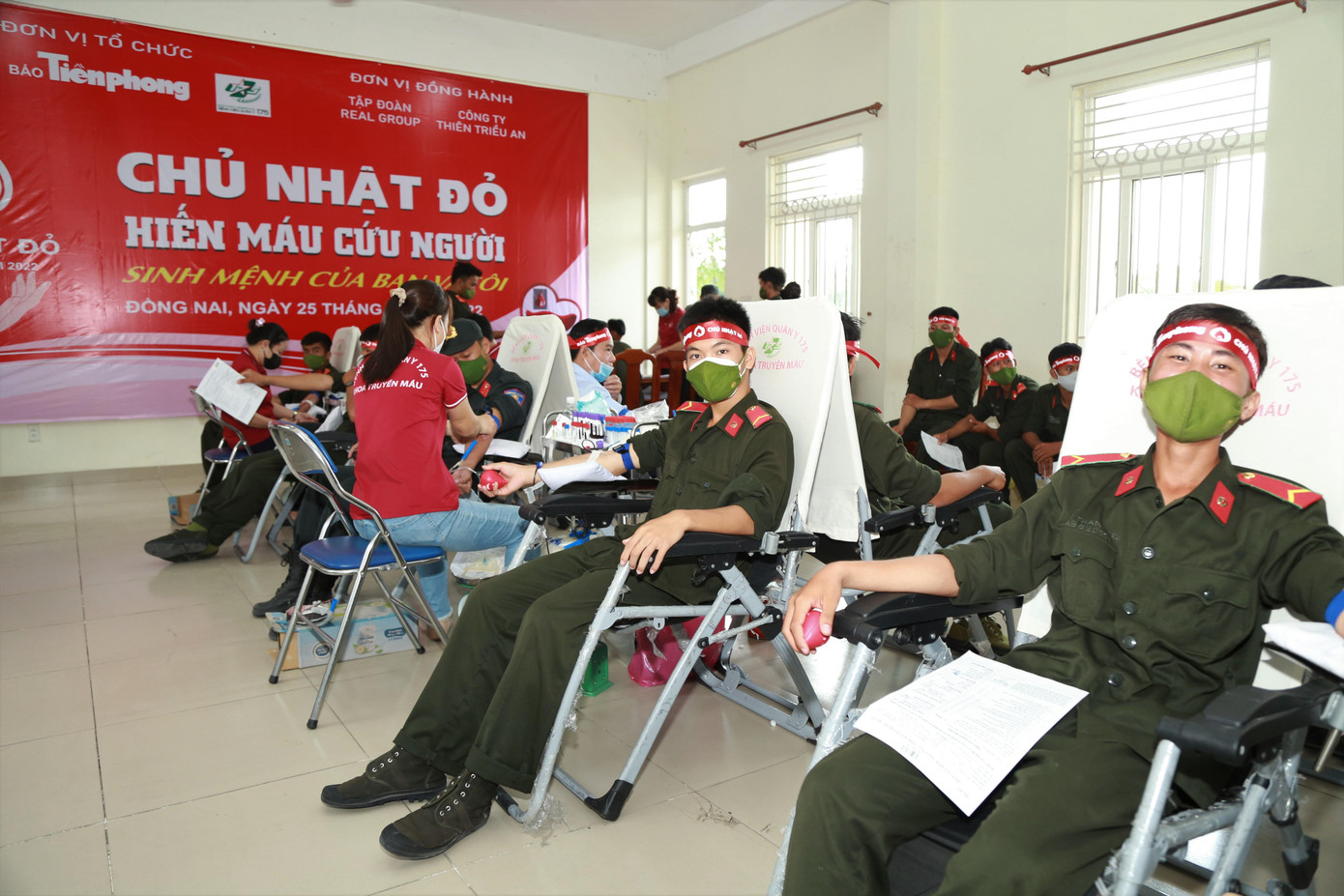 Đông đảo cán bộ chiến sĩ Trung đoàn CSCĐ Đông Nam Bộ hăng hái chia sẻ giọt máu tình nguyện. Thượng úy Lê Ngọc Hùng (công tác tại đơn vị B2-E25) cho biết: “Tôi đã nhiều lần tham gia hiến máu cả ở đơn vị và ở địa phương. Lần này đơn vị phát động chương trình hiến máu Chủ nhật Đỏ, tôi đăng ký tham gia ngay. Hy vọng rằng giọt máu của mình sẽ cứu được bệnh nhân”. Đông đảo cán bộ chiến sĩ Trung đoàn CSCĐ Đông Nam Bộ hăng hái chia sẻ giọt máu tình nguyện. Thượng úy Lê Ngọc Hùng (công tác tại đơn vị B2-E25) cho biết: “Tôi đã nhiều lần tham gia hiến máu cả ở đơn vị và ở địa phương. Lần này đơn vị phát động chương trình hiến máu Chủ nhật Đỏ, tôi đăng ký tham gia ngay. Hy vọng rằng giọt máu của mình sẽ cứu được bệnh nhân”.