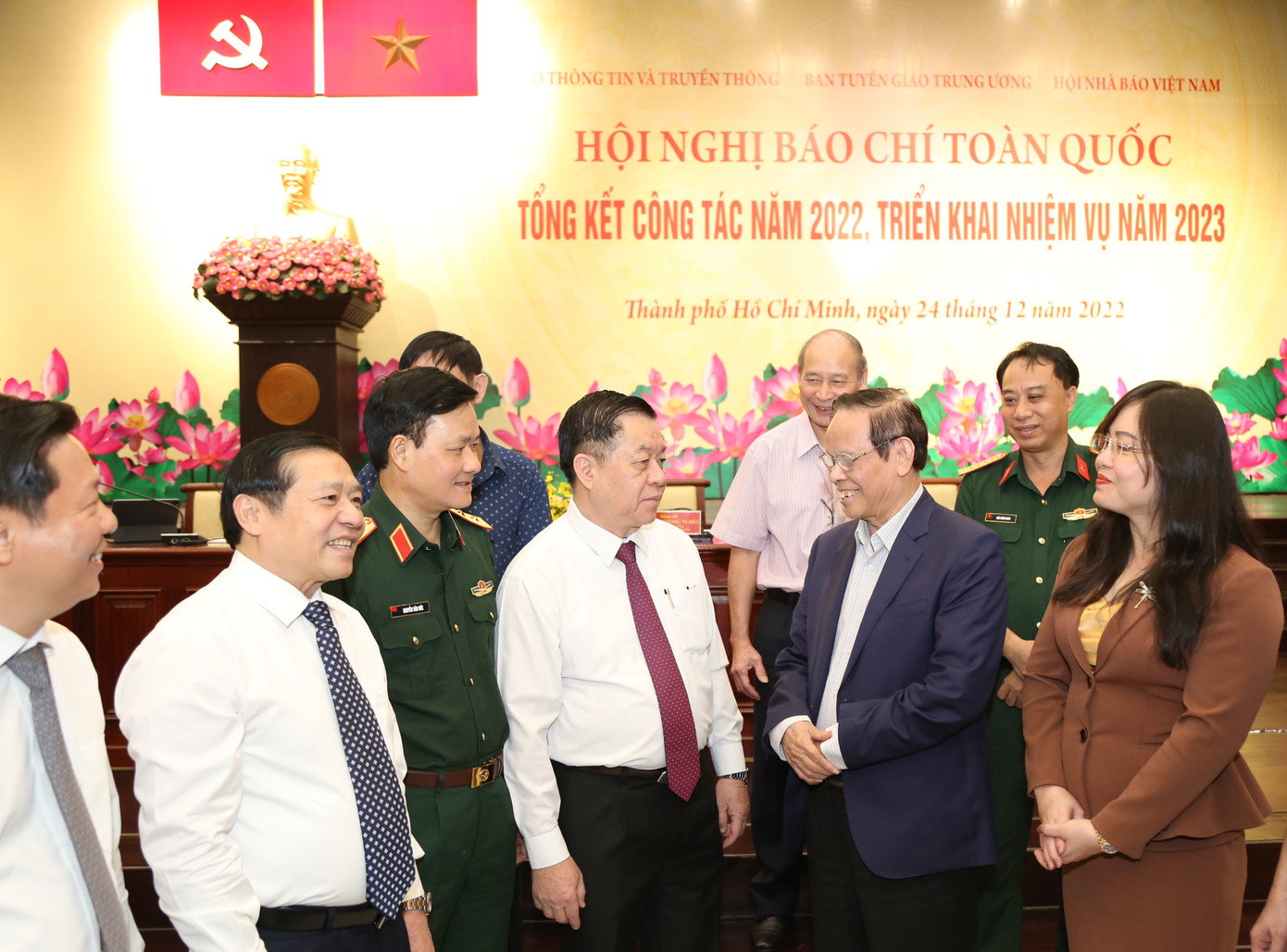 Ông Nguyễn Trọng Nghĩa cùng các đại biểu trao đổi bên lề hội nghị.