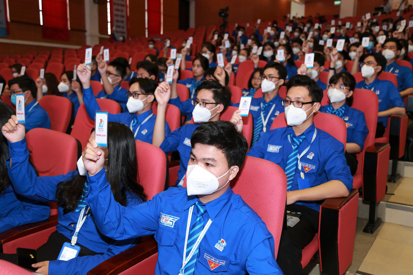 Đại biểu biểu quyết thông qua chương trình đại hội. Đại biểu biểu quyết thông qua chương trình đại hội.