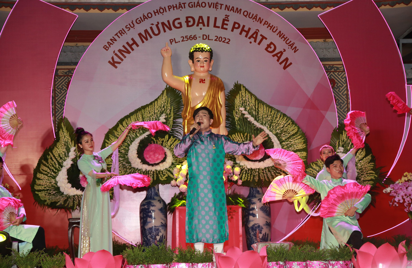 Ca sĩ Hùng Thanh góp các tiết mục ngợi ca Đức Thế Tôn, kính mừng Phật đản.