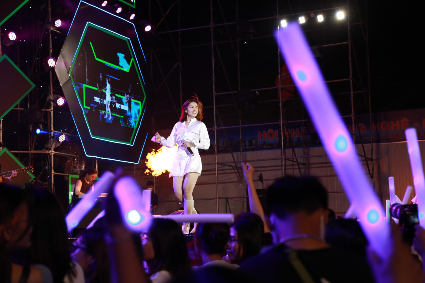 Ngoài các nghệ sĩ tên tuổi, các giọng ca, nhóm nhạc sinh viên cũng góp phần "gia nhiệt" cho nhạc hội dành tặng các bạn trẻ.