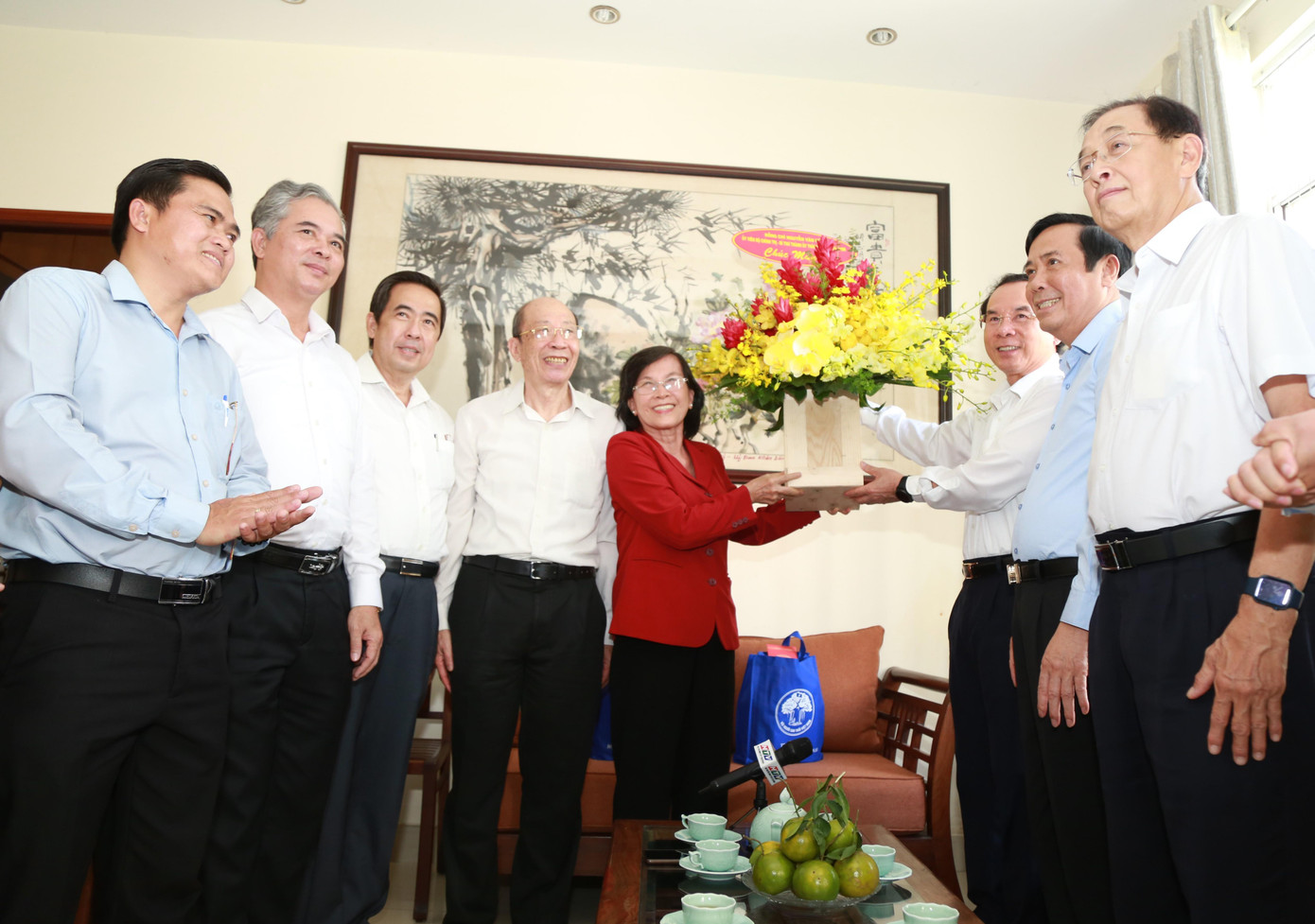 Bí thư Thành ủy TPHCM Nguyễn Văn Nên (thứ ba từ phải qua) cùng lãnh đạo Trung ương Hội Người cao tuổi Việt Nam, các ban ngành TPHCM thăm hỏi, chúc mừng bà Phạm Phương Thảo và ông Châu Minh Tỷ. Bí thư Thành ủy TPHCM Nguyễn Văn Nên (thứ ba từ phải qua) cùng lãnh đạo Trung ương Hội Người cao tuổi Việt Nam, các ban ngành TPHCM thăm hỏi, chúc mừng bà Phạm Phương Thảo và ông Châu Minh Tỷ.