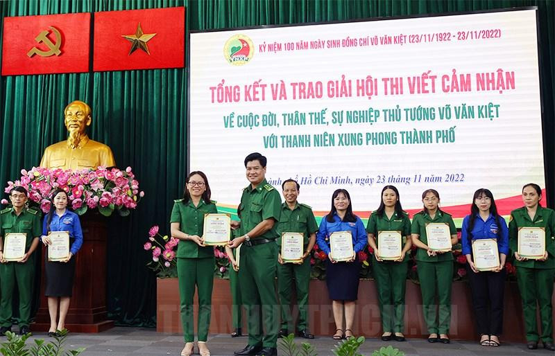 Anh Lê Minh Khoa, Bí thư Đảng ủy, Chỉ huy trưởng Lực lượng TNXP TPHCM trao giải Nhất cho tác giả Lê Thị Bích Hà. Ảnh: thanhuytphcm.vn Anh Lê Minh Khoa, Bí thư Đảng ủy, Chỉ huy trưởng Lực lượng TNXP TPHCM trao giải Nhất cho tác giả Lê Thị Bích Hà. Ảnh: thanhuytphcm.vn