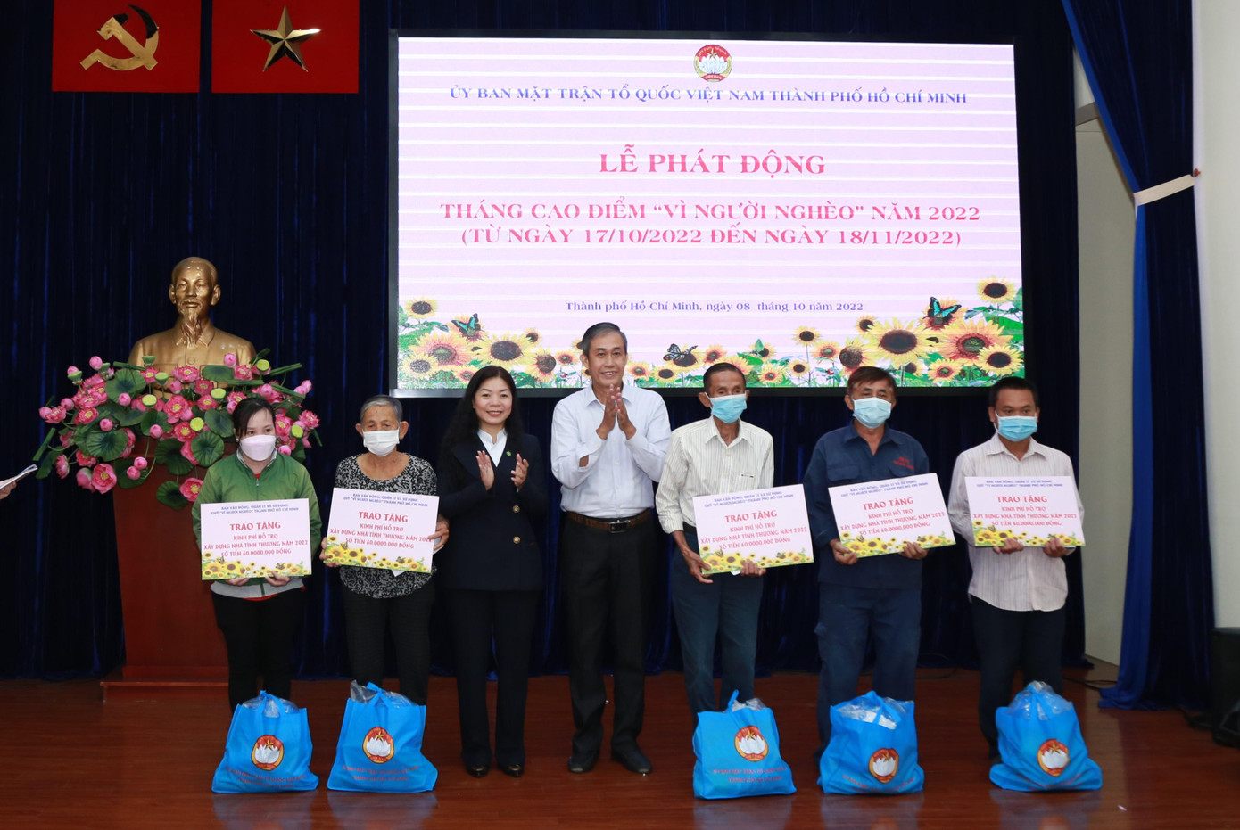 Ủy ban MTTQ Việt Nam TP.HCM cùng các đơn vị trao quà động viên các hộ gia đình.