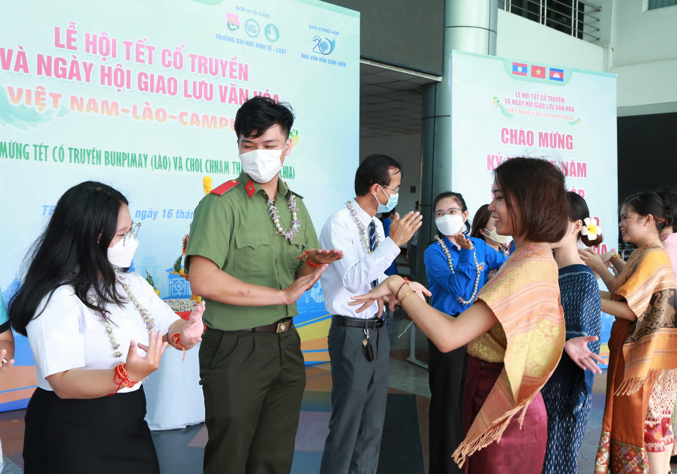Bạn trẻ cùng hòa trong không khí thân tình, hân hoan với điệu múa lăm-vông.