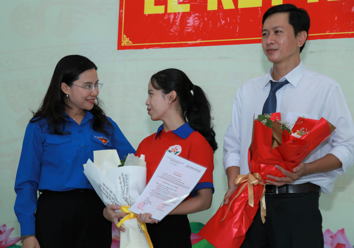 Bí thư Trung ương Đoàn Nguyễn Phạm Duy Trang chia sẻ, dặn dò đảng viên mới Nguyễn Thùy Trang. Với vai trò Ủy viên Ban Chấp hành Đoàn trường, hiện Thùy Trang và các bạn chung tay thực hiện nhiều phần việc tình nguyện hè tại địa phương phù hợp với lứa tuổi.