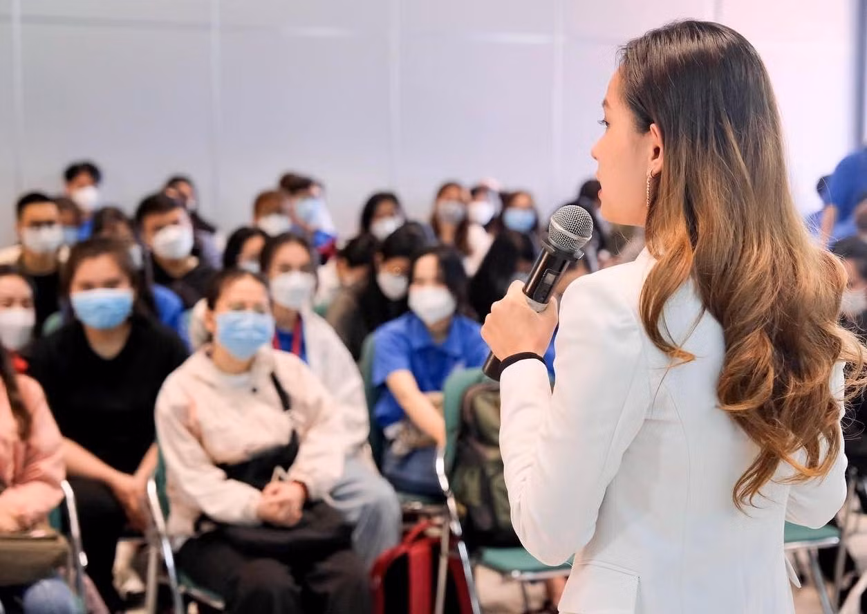 Cẩm Vân tham gia các talkshow chia sẻ kỹ năng với bạn trẻ - Ảnh: NVCC Cẩm Vân tham gia các talkshow chia sẻ kỹ năng với bạn trẻ - Ảnh: NVCC