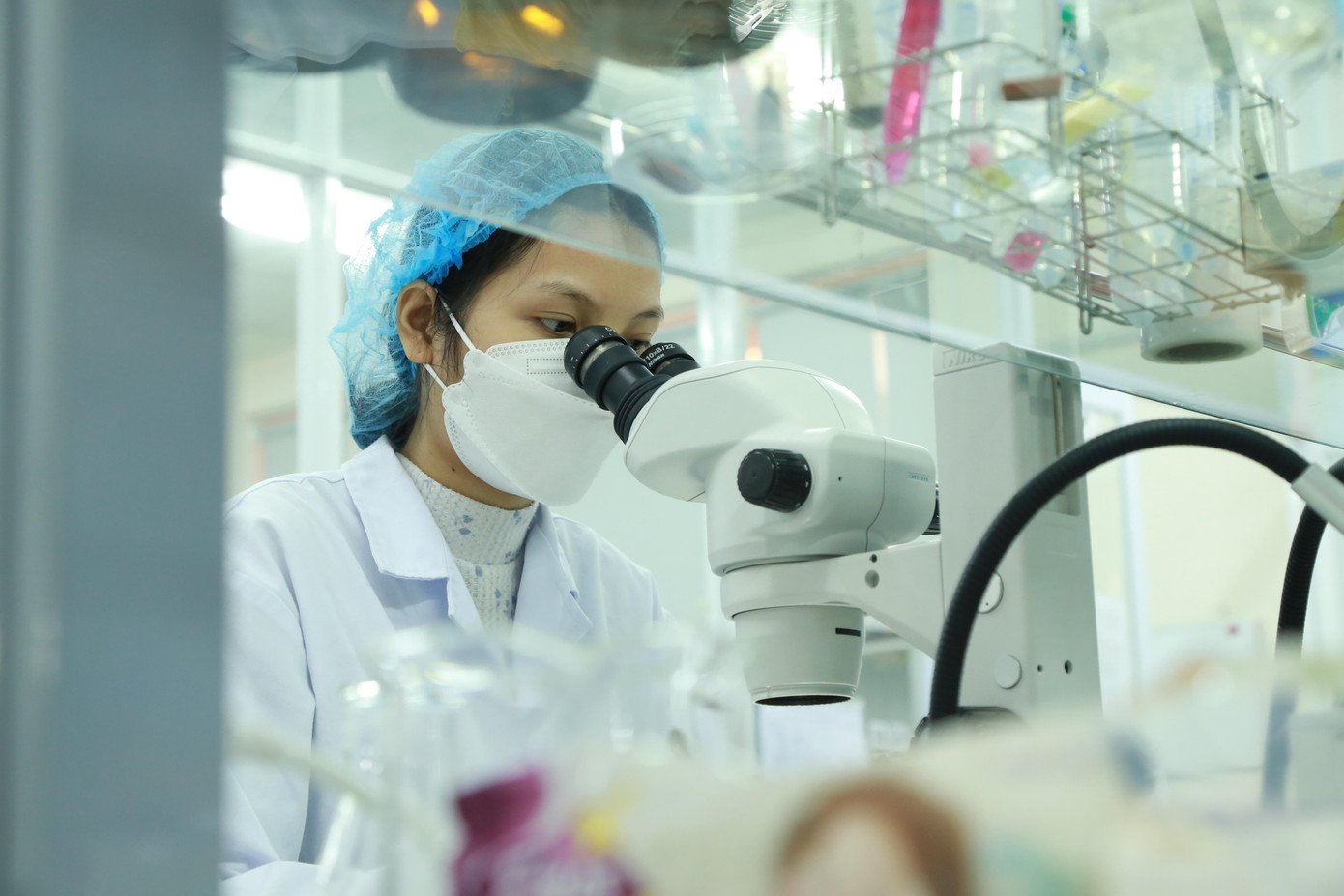 Nữ nghiên cứu sinh làm việc trong phòng thí nghiệm của nhà trường.