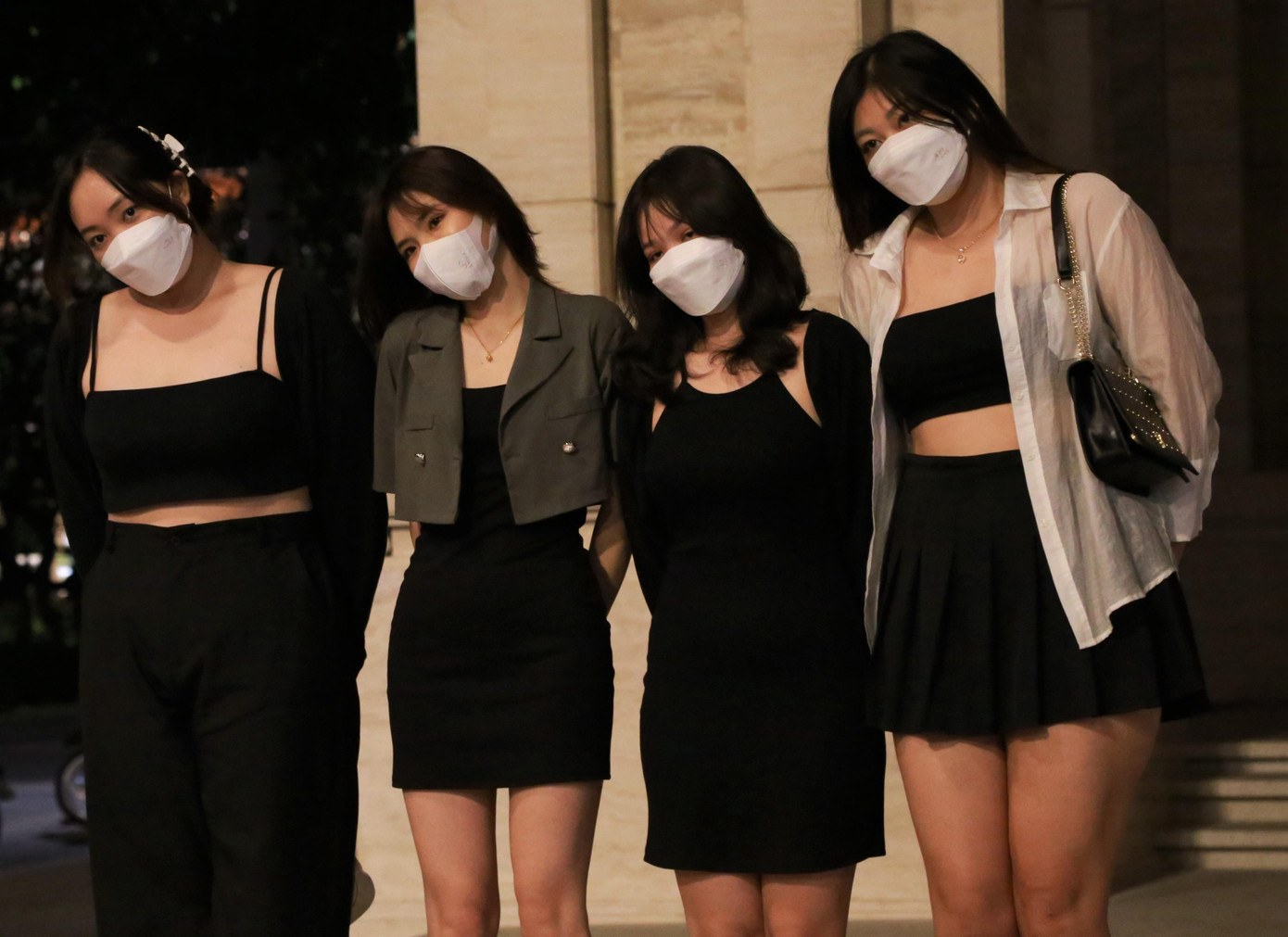 2 giờ sáng ngày đầu năm mới 1/1, Nguyệt Ánh (sinh viên năm cuối Trường Cao đẳng Y dược Pasteur) và nhóm bạn vẫn hào hứng với kế hoạch đi chơi tiếp sau nhiều giờ vui chơi ở phố đi bộ Nguyễn Huệ trong đêm giao thừa. Bình thường nhóm cũng thi thoảng gặp nhau, tuy nhiên đây là buổi &quot;đi quẩy&quot; muộn nhất.