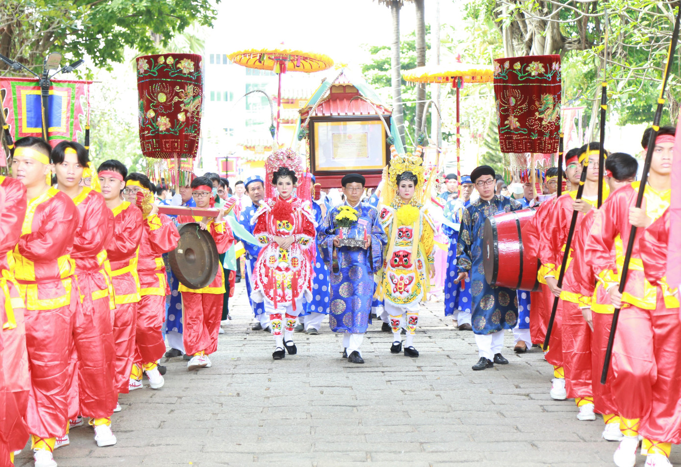 Ban nghi lễ rước bằng chứng nhận vào chánh điện nơi thờ Đức Tả quân. Ban nghi lễ rước bằng chứng nhận vào chánh điện nơi thờ Đức Tả quân.