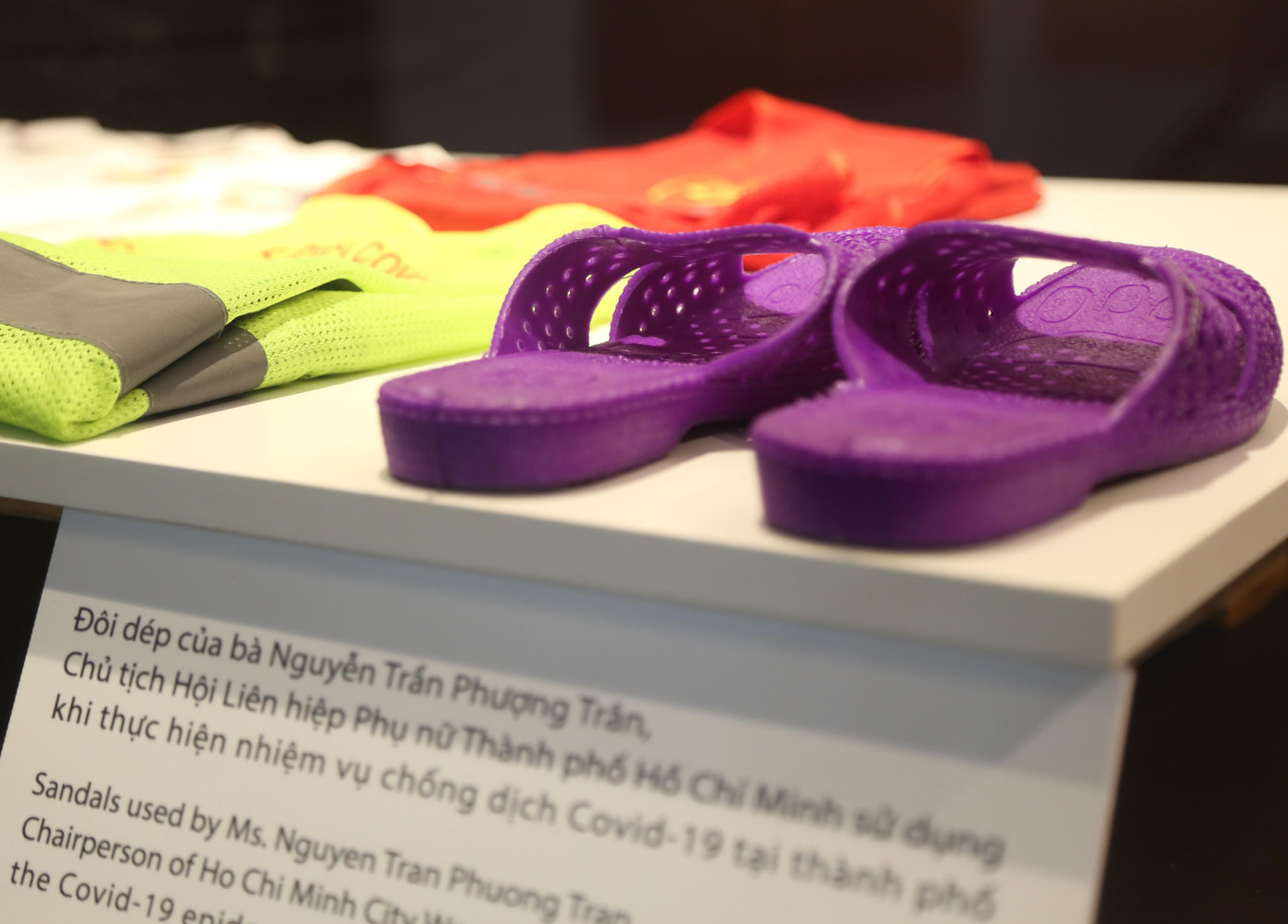 Đôi dép này được bà Nguyễn Trần Phượng Trân, Chủ tịch Hội Liên hiệp phụ nữ TPHCM sử dụng trong thời gian tham gia chống dịch. Giờ đây vật dụng đã trở thành một kỷ vật đáng nhớ.