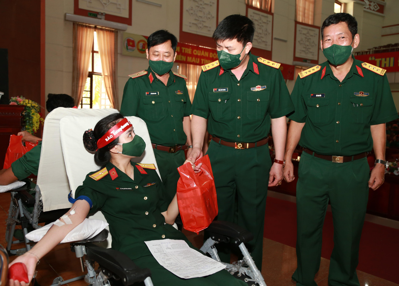 Đây là lần thứ 2 Thiếu úy Lê Thị Quỳnh Hương (Trường Sĩ quan Lục quân 2) chia sẻ giọt máu tình nguyện. &quot;Bản thân là một học viên quân y, tôi muốn đem giọt máu của mình chia sẻ với những người cần máu&quot;, Quỳnh Hương chia sẻ