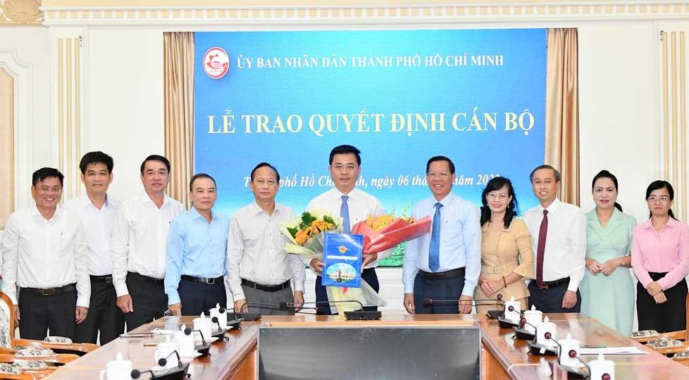 Lãnh đạo thành phố cùng đại diện các sở, ngành thành phố chúc mừng ông Võ Đức Thanh. Lãnh đạo thành phố cùng đại diện các sở, ngành thành phố chúc mừng ông Võ Đức Thanh.