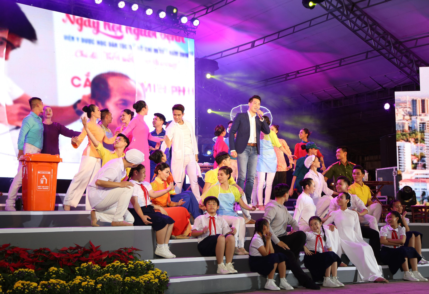 Ca sĩ Nguyễn Phi Hùng và tốp múa tái hiện hình ảnh nghĩa tình của TPHCM trong đại dịch qua ca khúc "Thành phố gì kỳ" (tác giả Nguyễn Thái Dương) Ca sĩ Nguyễn Phi Hùng và tốp múa tái hiện hình ảnh nghĩa tình của TPHCM trong đại dịch qua ca khúc "Thành phố gì kỳ" (tác giả Nguyễn Thái Dương)