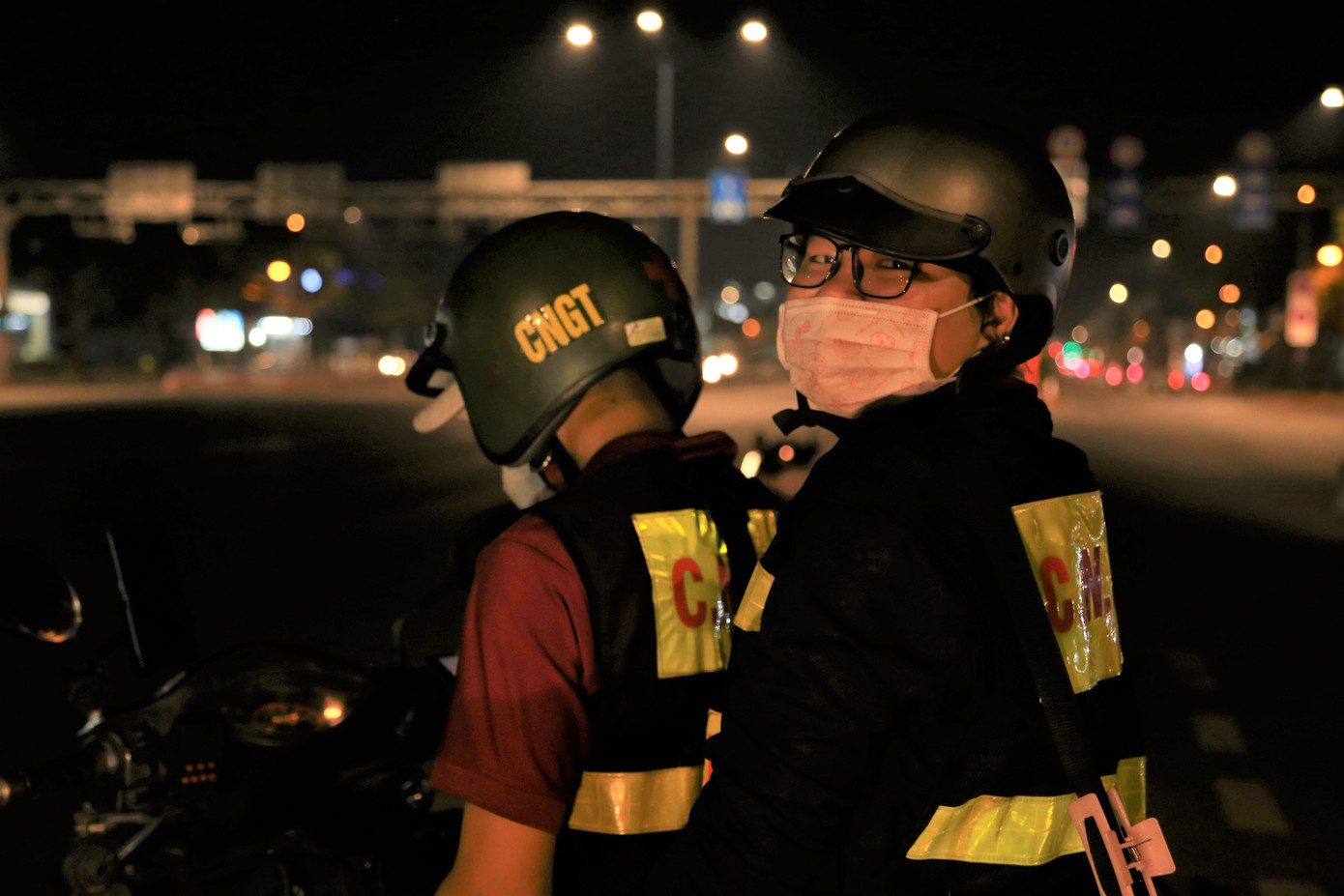 Tham gia đội được khoảng 2 năm, Bùi Thị Thắm không đắn đo nhiều về công việc vốn được xem là cực nhọc này. "Mình không suy nghĩ gì nhiều về công việc này đâu. Thấy ai cũng cần giúp đỡ. Có nhiều người tử vong trên đường đến bệnh viện do không được cấp cứu kịp thời nên mình cùng anh em cố gắng góp chút sức hỗ trợ người gặp nạn", Thắm nói.