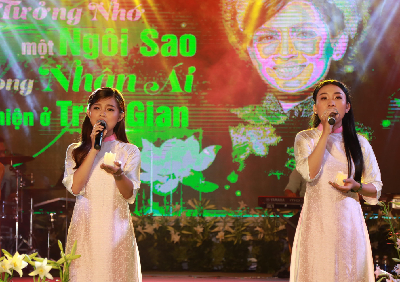 Tuyết Nhung (trái) và Thiêng Ngân da diết trong các nhạc phẩm gắn liền với mẹ. Tuyết Nhung (trái) và Thiêng Ngân da diết trong các nhạc phẩm gắn liền với mẹ.