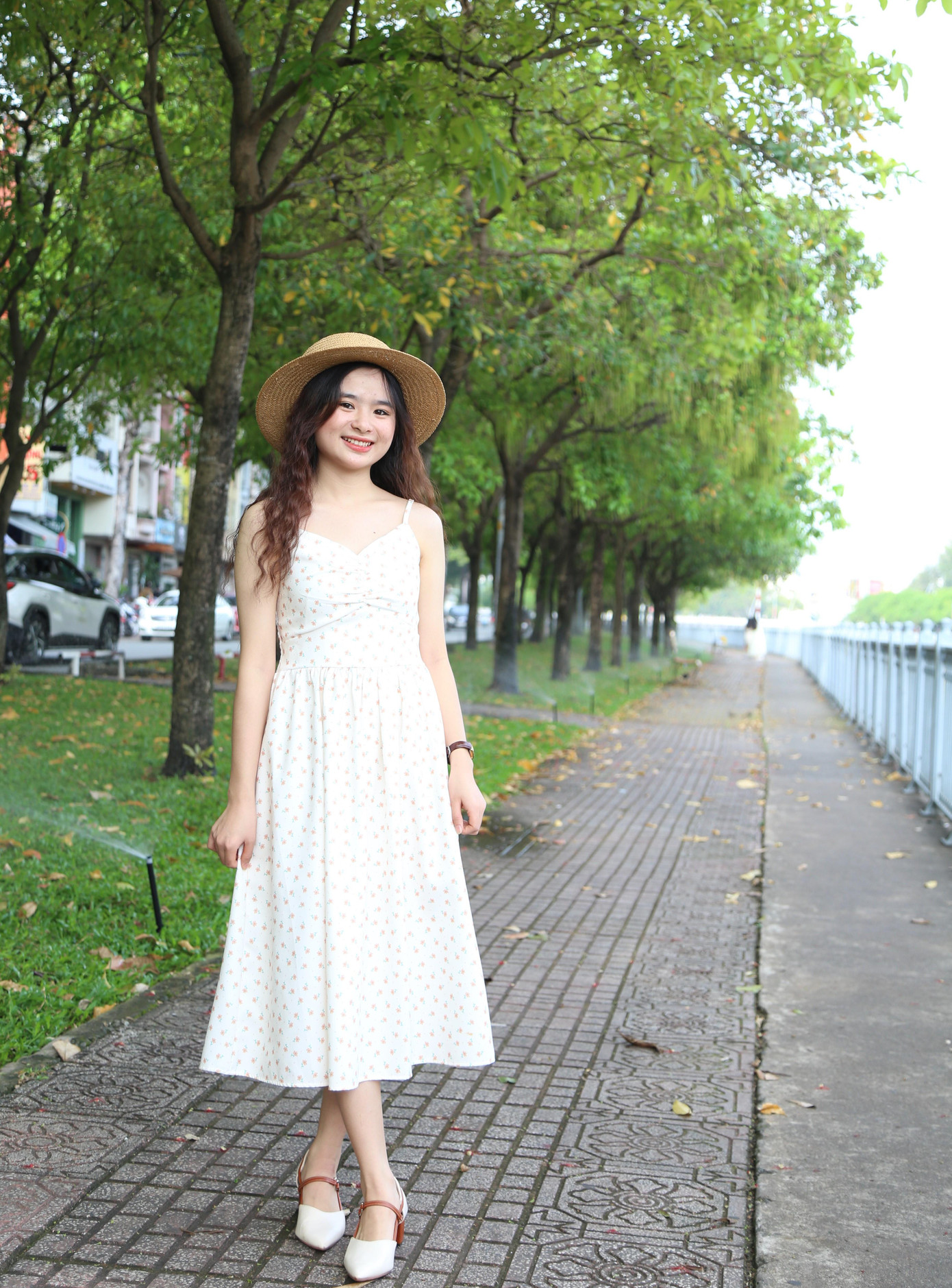 Cô bạn trẻ trung, đằm thắm trong trang phục đầm hoa trắng trang nhã.