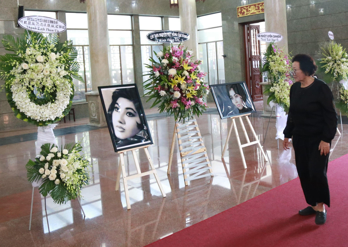 Người thân đặt nhiều di ảnh về thời vàng son trong sự nghiệp của minh tinh Thẩm Thúy Hằng.