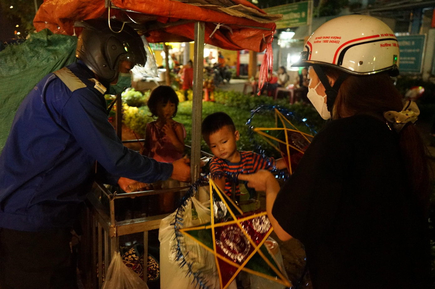 Bạn trẻ gửi tặng lồng đèn cho các em. Bạn trẻ gửi tặng lồng đèn cho các em.