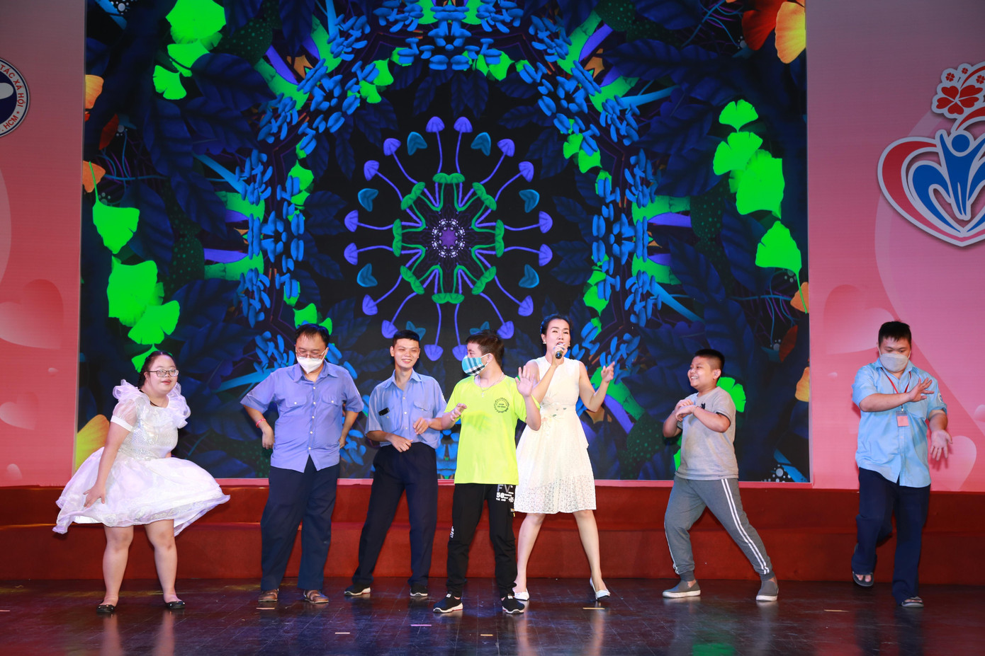 Nữ ca sĩ biểu diễn với sự phụ họa của các bạn thanh thiếu niên người khuyết tật.