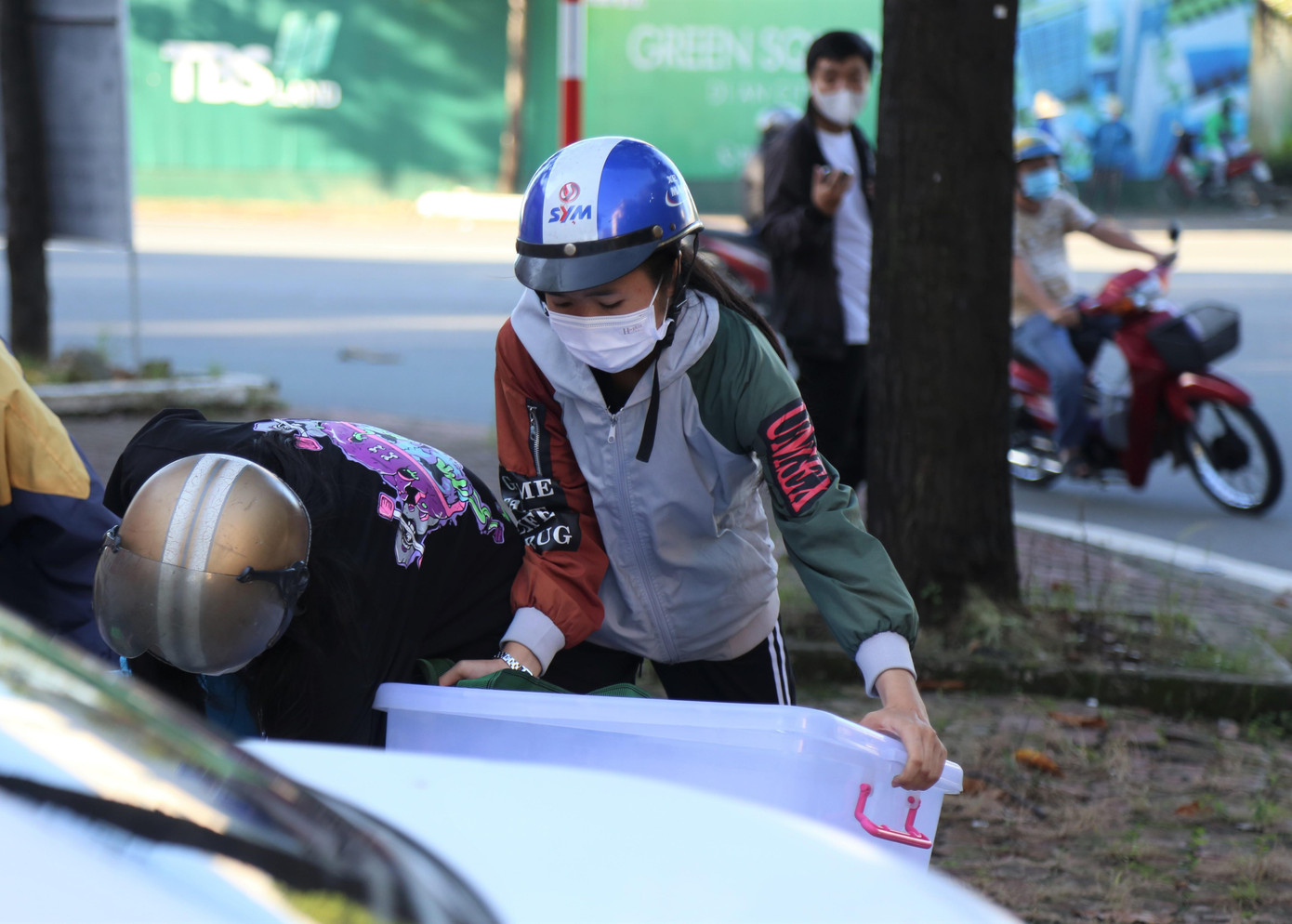 Hiểu được hoàn cảnh gia đình, hè vừa rồi, khi vừa hoàn thành kỳ thi Tốt nghiệp THPT, Kiều cũng đã đi phụ quán cà phê để phụ ba chăm lo các em. Cảm kích nghị lực vượt khó của Lê Thị Thúy Kiều, báo Tiền Phong (Cơ quan thường trực Quỹ Hỗ trợ Tài năng trẻ Việt Nam) quyết định trao học bổng Nâng bước thủ khoa để động viên, tiếp sức bạn trên hành trình phấn đấu sắp tới.