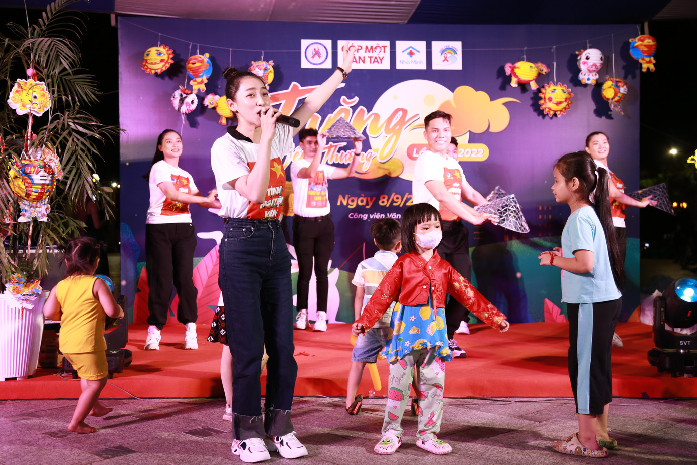 Ca sĩ Cao Công Nghĩa cùng vũ đoàn Hoa nắng gửi tặng các bạn nhỏ ca khúc ngọt ngào "Mưa trên quê hương".