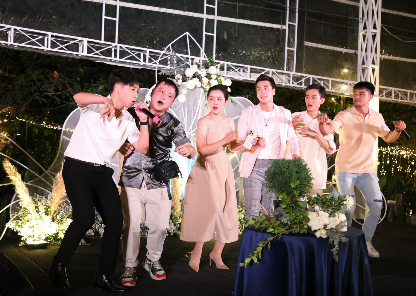 Các nghệ sĩ trẻ "quẩy" nhiệt tình góp vui trong ngày vui của họ.