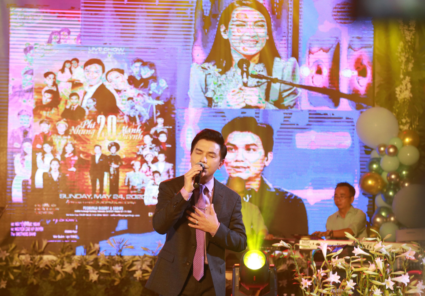 Trong lúc các ca khúc vang lên, hình ảnh sóng đôi của Mạnh Quỳnh - Phi Nhung cũng xuất hiện trên màn hình sân khấu, đưa khán giả tìm về những kỷ niệm hoạt động nghệ thuật hàng chục năm giữa đôi song ca vàng làng nhạc bolero trong nước cũng như hải ngoại. Trong lúc các ca khúc vang lên, hình ảnh sóng đôi của Mạnh Quỳnh - Phi Nhung cũng xuất hiện trên màn hình sân khấu, đưa khán giả tìm về những kỷ niệm hoạt động nghệ thuật hàng chục năm giữa đôi song ca vàng làng nhạc bolero trong nước cũng như hải ngoại.