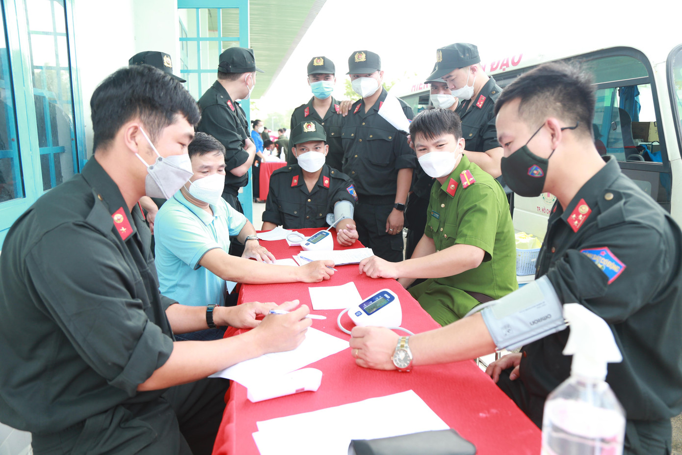 Từ sáng sớm, gần 150 cán bộ, chiến sĩ các đơn vị thuộc Trung đoàn Cảnh sát cơ động Đông Nam TPHCM đã có mặt để khám sàng lọc trước khi tham gia hiến máu.