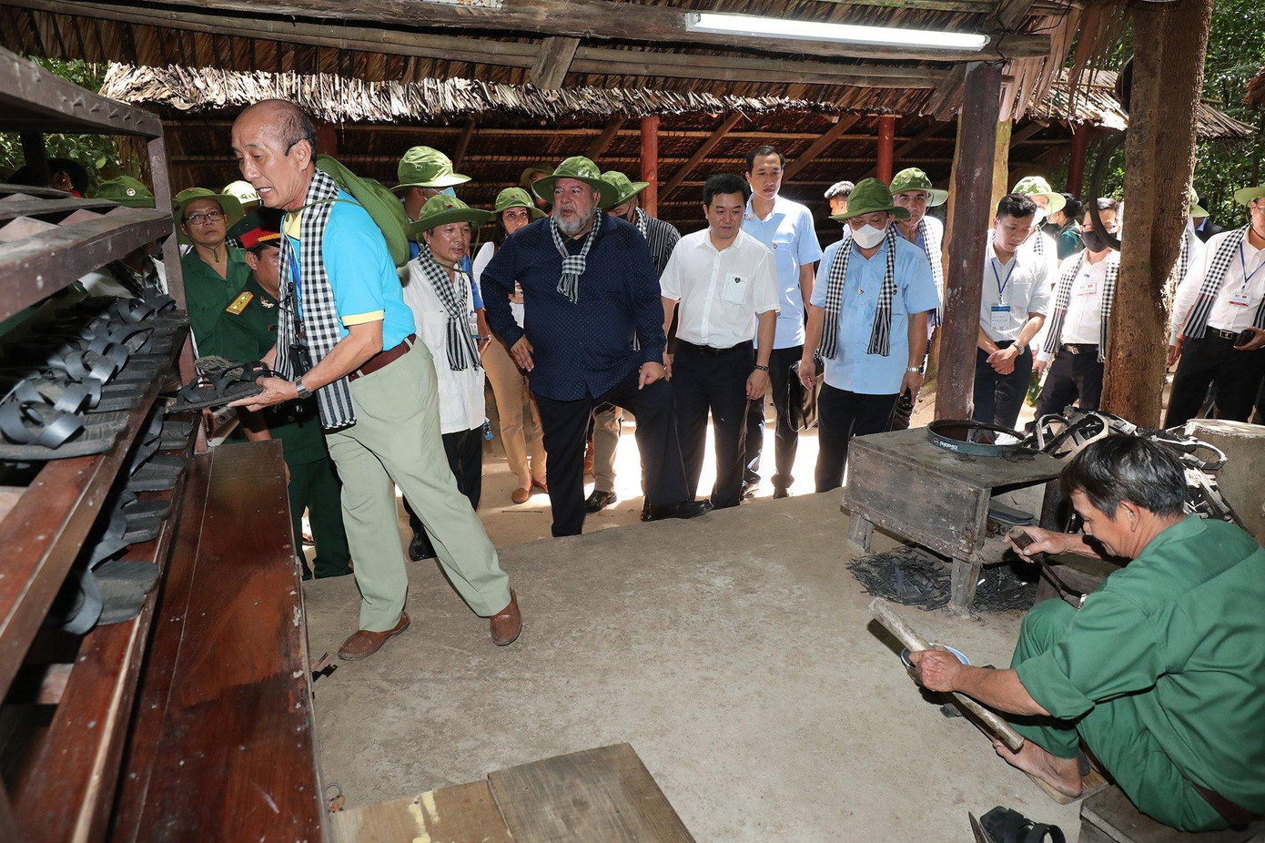 Đoàn đại biểu Chính phủ Cuba đến thăm khu vực sản xuất dép râu - một phương tiện đắc lực của bộ đội Việt Nam trong những năm tháng kháng chiến.