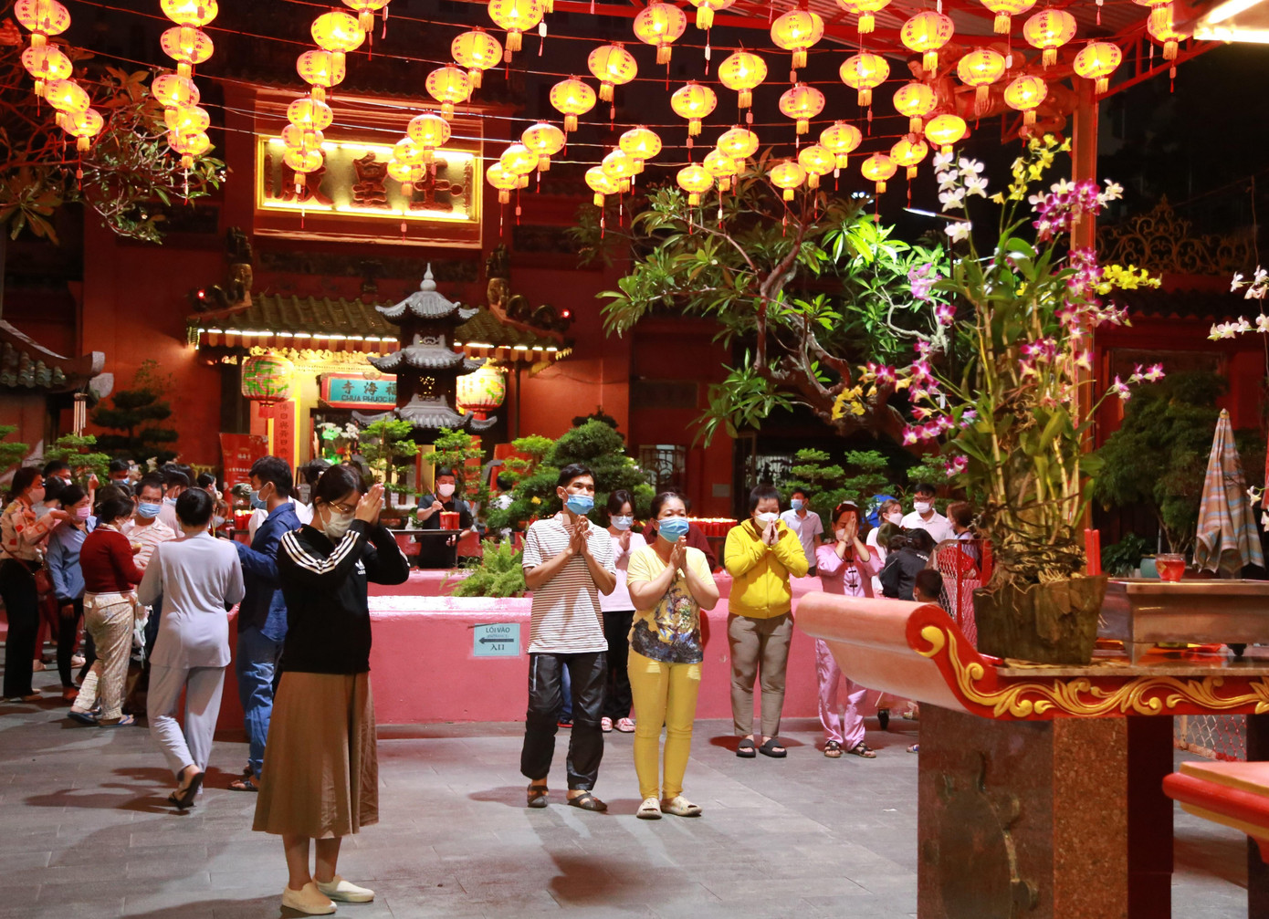 Chùa Phước Hải (còn gọi là chùa Ngọc Hoàng) ở quận 1 cũng đông người đi lễ trong đêm Rằm Nguyên tiêu.