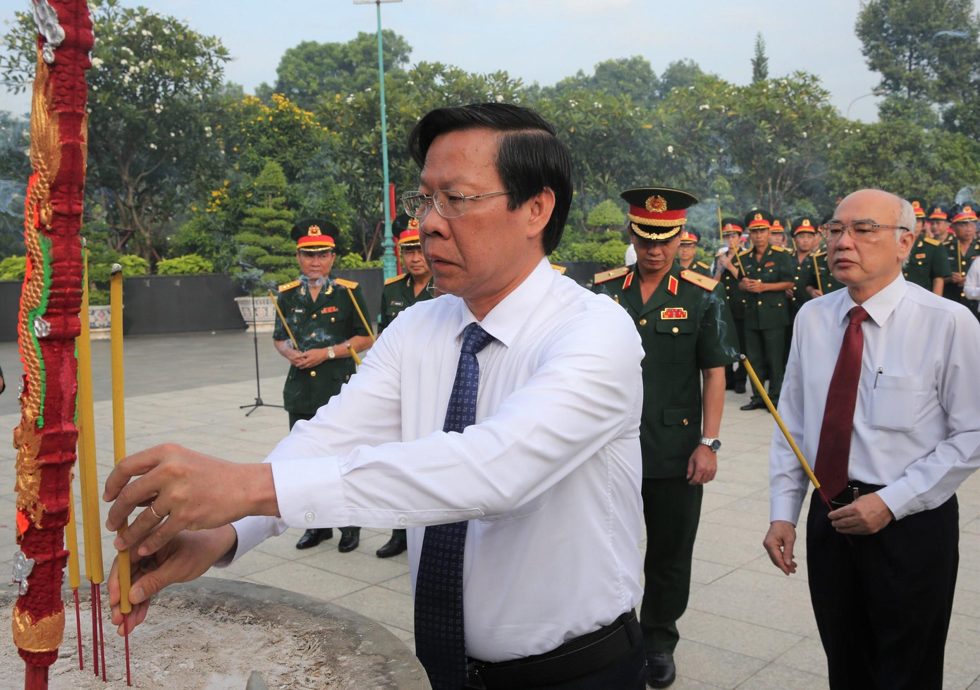 Chủ tịch UBND TPHCM Phan Văn Mãi dâng hương tưởng nhớ các Anh hùng liệt sĩ.