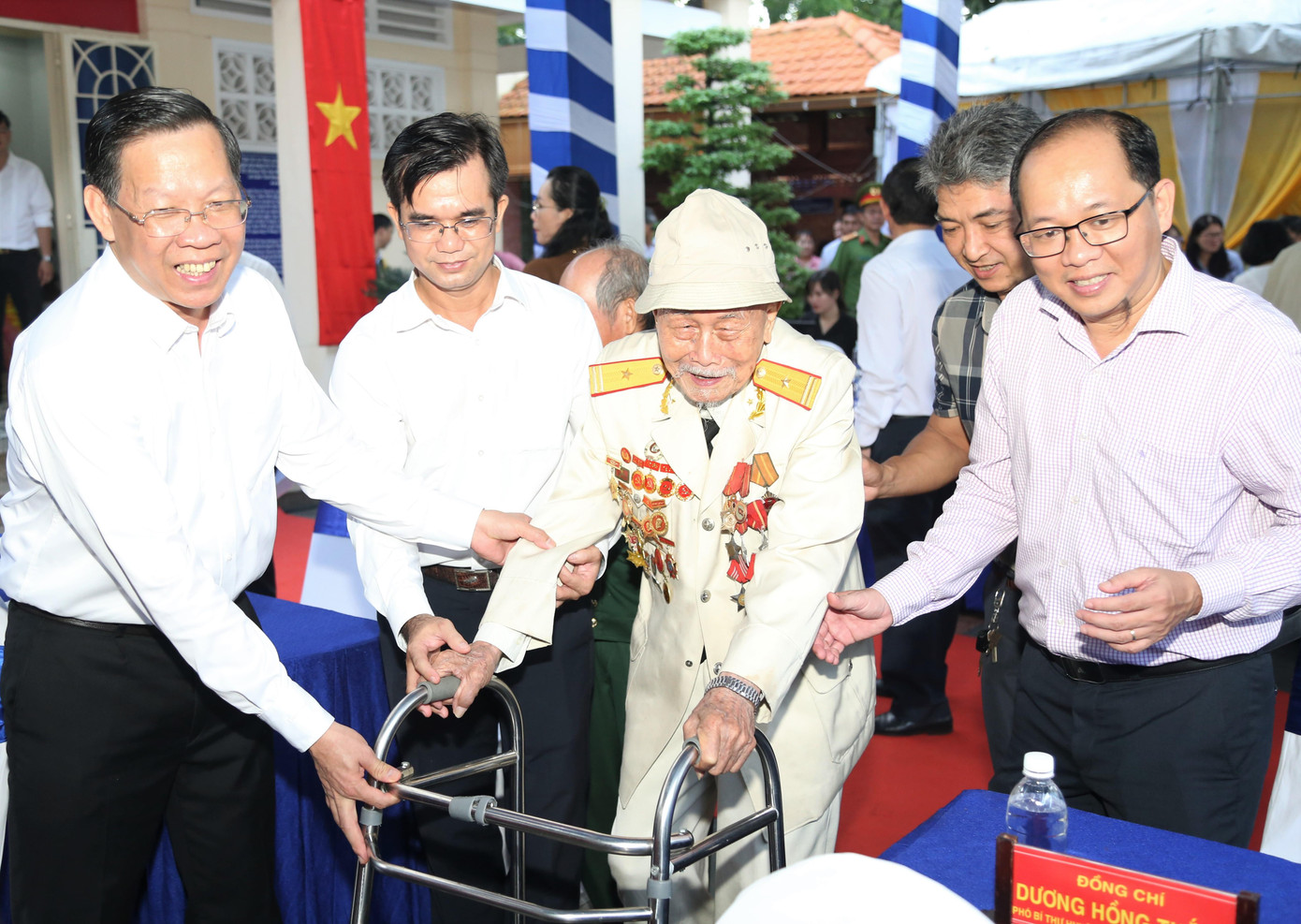 Chủ tịch UBND TPHCM Phan Văn Mãi cùng đại biểu đón cụ Trương Thành Hỷ - cán bộ lão thành từng tham gia khởi nghĩa Nam Kỳ - đến dự buổi lễ. Ảnh: Ngô Tùng Chủ tịch UBND TPHCM Phan Văn Mãi cùng đại biểu đón cụ Trương Thành Hỷ - cán bộ lão thành từng tham gia khởi nghĩa Nam Kỳ - đến dự buổi lễ. Ảnh: Ngô Tùng