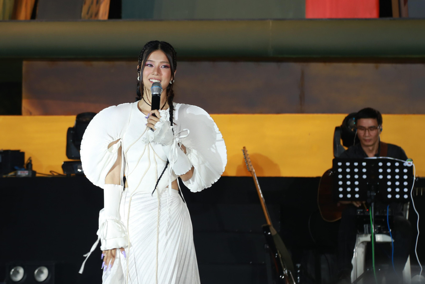 Hoàng Yến Chibi góp mặt tại chương trình trong trang phục trắng muốt tựa nàng thơ. Cô hát lại những ca khúc trong bộ phim Tháng năm rực rỡ. Ngoài thể hiện ca khúc trong bộ phim của đạo diễn Nguyễn Quang Dũng, nữ ca sĩ sinh năm 1995 cũng để lại ấn tượng với công chúng qua hình ảnh cô gái mộng mơ Hiểu Phương do cô thủ vai. Hoàng Yến Chibi góp mặt tại chương trình trong trang phục trắng muốt tựa nàng thơ. Cô hát lại những ca khúc trong bộ phim Tháng năm rực rỡ. Ngoài thể hiện ca khúc trong bộ phim của đạo diễn Nguyễn Quang Dũng, nữ ca sĩ sinh năm 1995 cũng để lại ấn tượng với công chúng qua hình ảnh cô gái mộng mơ Hiểu Phương do cô thủ vai.