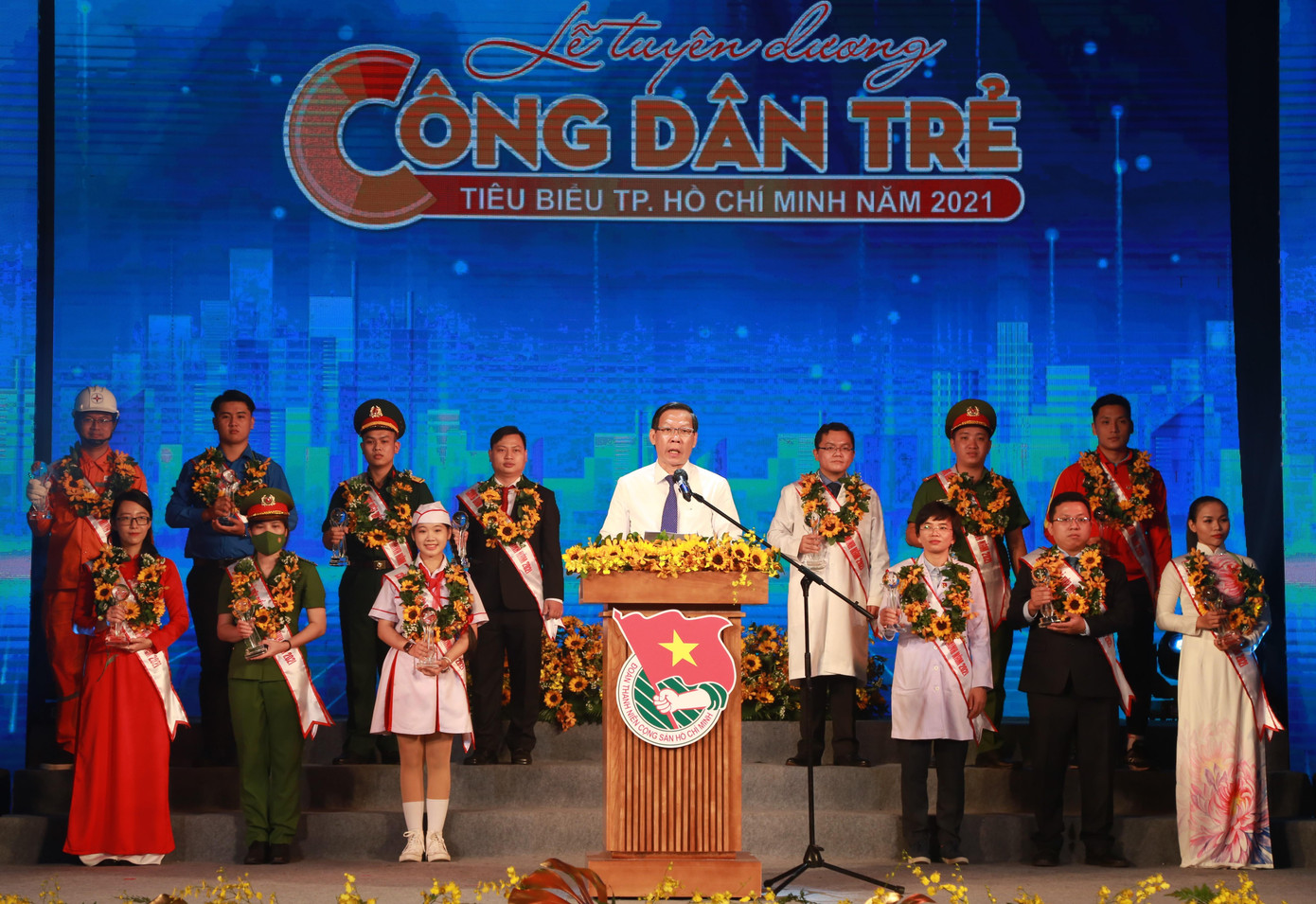 Chủ tịch UBND TPHCM Phan Văn Mãi tuyên dương các gương Công dân trẻ tiêu biểu của thành phố.