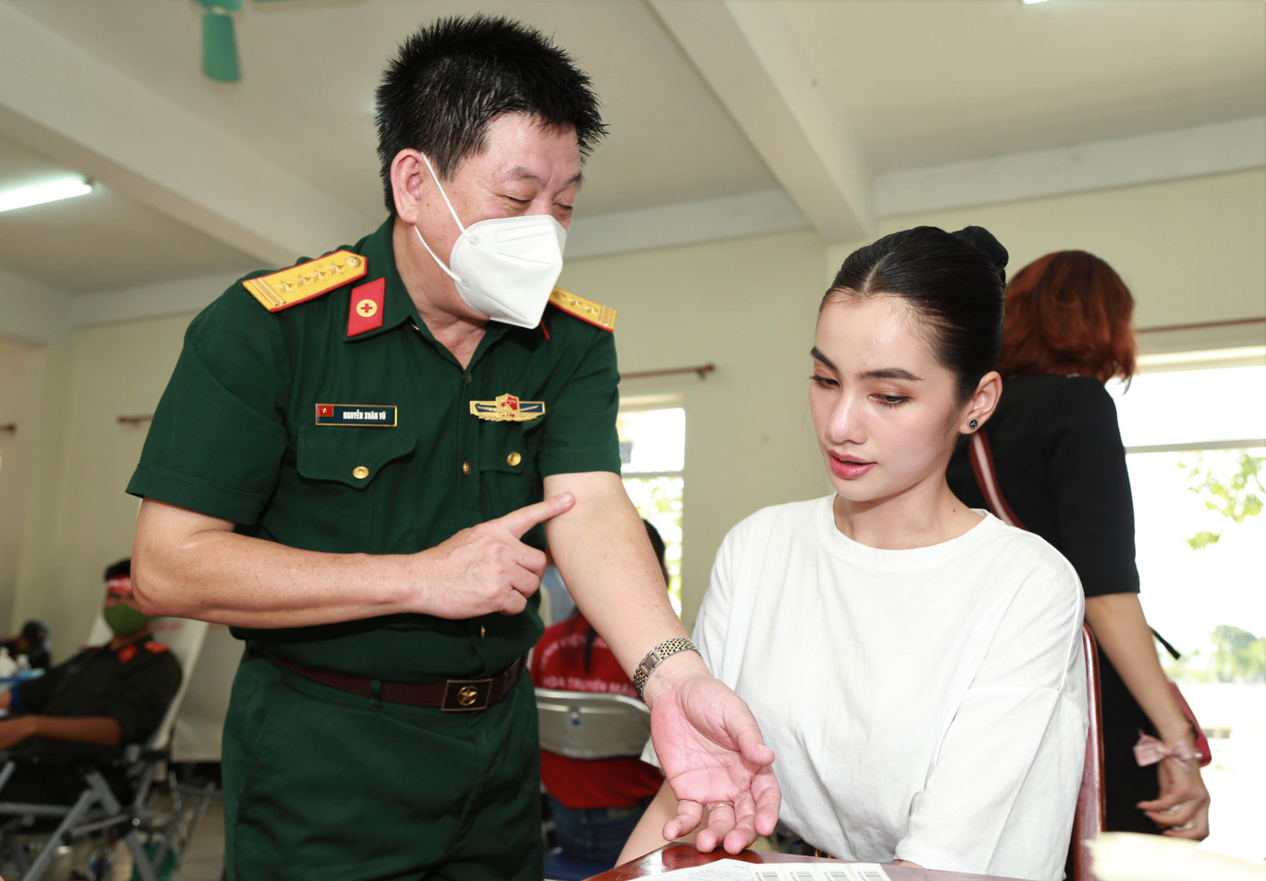 BS. Nguyễn Xuân Vũ (Bệnh viện Quân y 175) tư vấn về liều lượng hiến máu an toàn. BS. Nguyễn Xuân Vũ (Bệnh viện Quân y 175) tư vấn về liều lượng hiến máu an toàn.