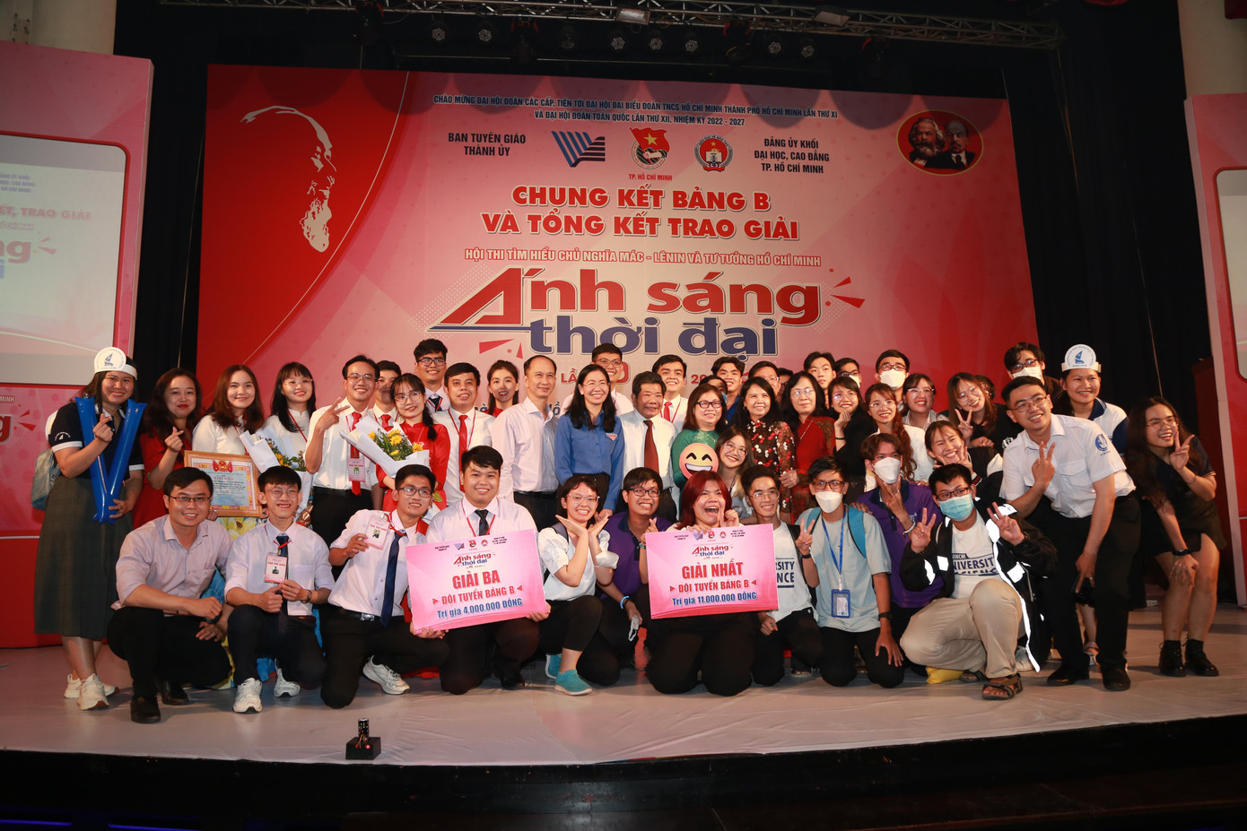 Các đội thi chụp ảnh lưu niệm cùng Ban tổ chức. Các đội thi chụp ảnh lưu niệm cùng Ban tổ chức.