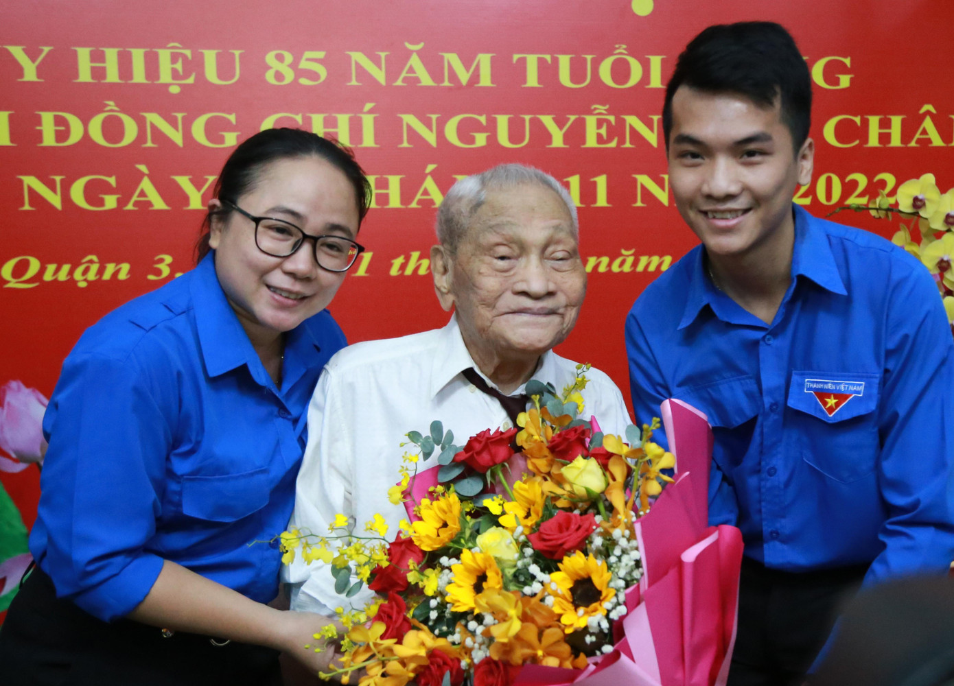 Thế hệ trẻ tiếp thu và trân quý tài sản tinh thần của thế hệ cha ông. Thế hệ trẻ tiếp thu và trân quý tài sản tinh thần của thế hệ cha ông.