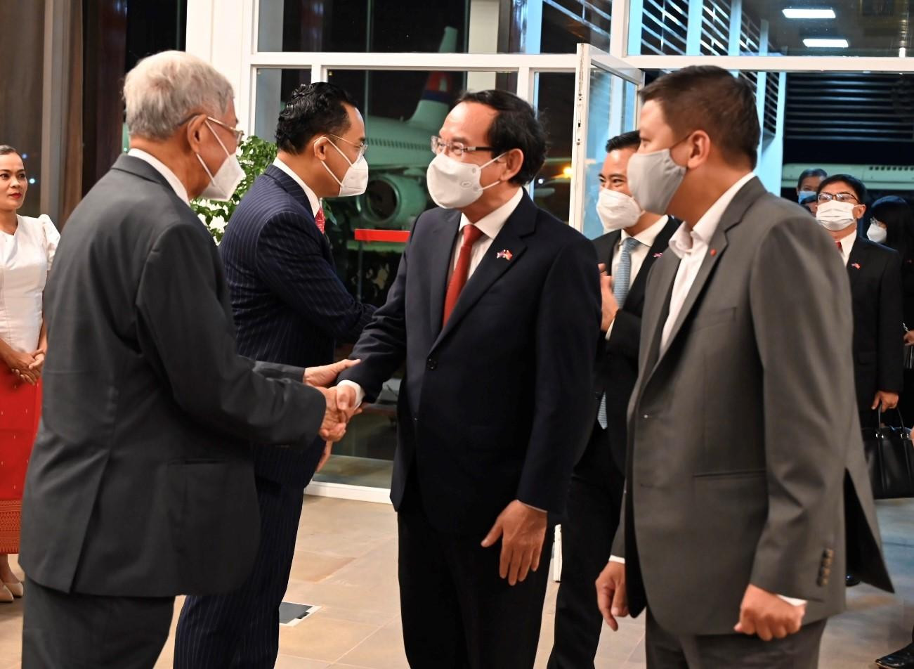 Bí thư Thành ủy TPHCM (giữa) đến Vương quốc Campuchia tối 16/12, bắt đầu chuyến thăm và làm việc. Đi cùng đoàn còn có lãnh đạo UBND - Ủy ban MTTQ Việt Nam TPHCM cùng đại diện lãnh đạo các sở, ban ngành thành phố. Ảnh: Văn Minh.