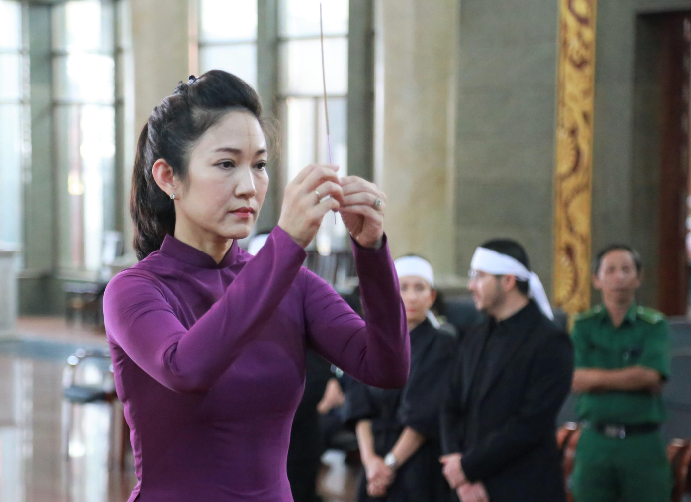 Nghệ sĩ Thanh Thúy, Phó Giám đốc Sở Văn hóa và Thể thao TPHCM đến viếng NSƯT Thẩm Thúy Hằng.